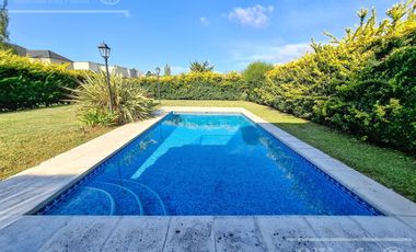 Casa en venta en barrio Las Acacias, Hudson. Con escritura. Apta crédito!