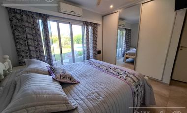 Casa en venta en barrio Las Acacias, Hudson. Con escritura. Apta crédito!