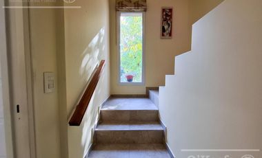 Casa en venta en barrio Las Acacias, Hudson. Con escritura. Apta crédito!