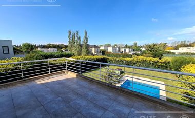 Casa en venta en barrio Las Acacias, Hudson. Con escritura. Apta crédito!