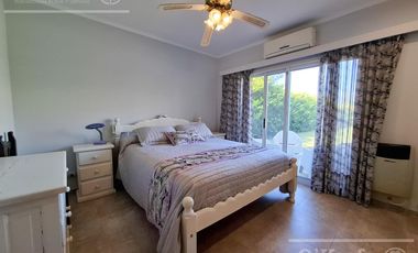 Casa en venta en barrio Las Acacias, Hudson. Con escritura. Apta crédito!