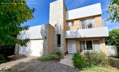 Casa en venta en barrio Las Acacias, Hudson. Con escritura. Apta crédito!