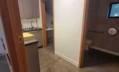 ARRIENDO COMERCIAL 200M2 CON ESTACIONAMIENTOS