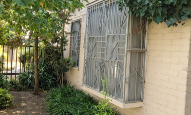 CASA FAMILIAR CON PATIO Y QUINCHO EN VILLA EL BOSQUE