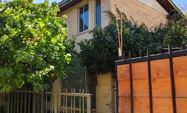 CASA FAMILIAR CON PATIO Y QUINCHO EN VILLA EL BOSQUE