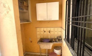 Casa 2 dormitorios, cochera y terraza a reciclar