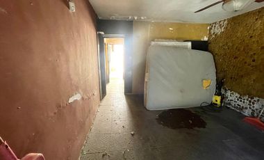 Casa 2 dormitorios, cochera y terraza a reciclar