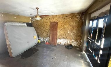 Casa 2 dormitorios, cochera y terraza a reciclar