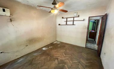 Casa 2 dormitorios, cochera y terraza a reciclar