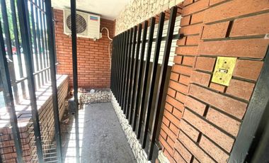 Casa 2 dormitorios, cochera y terraza a reciclar