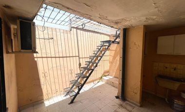 Casa 2 dormitorios, cochera y terraza a reciclar