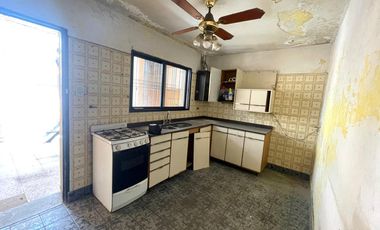 Casa 2 dormitorios, cochera y terraza a reciclar