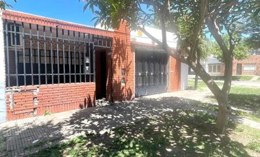 Casa 2 dormitorios, cochera y terraza a reciclar