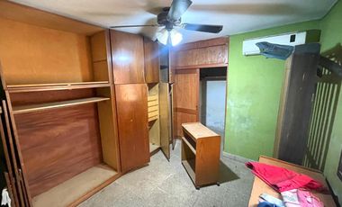 Casa 2 dormitorios, cochera y terraza a reciclar