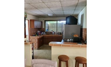 Se Vende Casa en Barrio Colón, La Chorrera ( precio reducido)