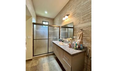 Se Vende Hermosa Casa en El Barrero hacia Churuquita Grande, Coclé