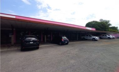 VENDO Plaza comercial en Aguadulce
