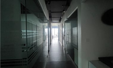 VENTA / ALQUILER – Oficina amoblada en Torre Oceania