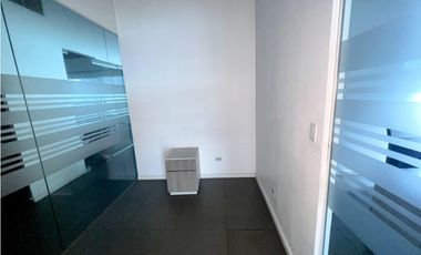 VENTA / ALQUILER – Oficina amoblada en Torre Oceania