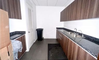 VENTA / ALQUILER – Oficina amoblada en Torre Oceania