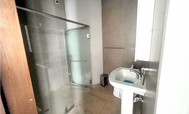 VENTA / ALQUILER – Oficina amoblada en Torre Oceania