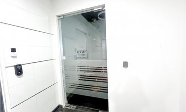VENTA / ALQUILER – Oficina amoblada en Torre Oceania