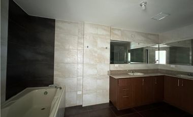VENTA APARTAMENTO PH LAS OLAS II EN SAN CARLOS (OF)