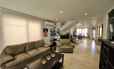 Se vende y alquila casa en Paseo Dorado, Condado del Rey