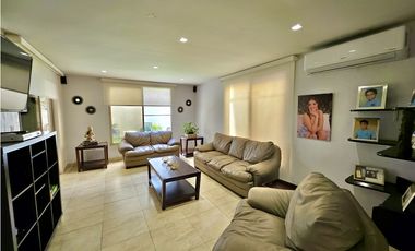 Se vende y alquila casa en Paseo Dorado, Condado del Rey
