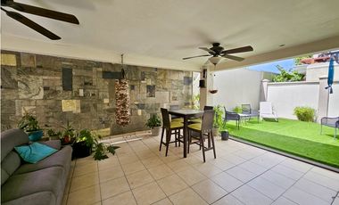 Se vende y alquila casa en Paseo Dorado, Condado del Rey