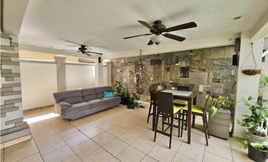 Se vende y alquila casa en Paseo Dorado, Condado del Rey