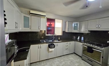 Se vende y alquila casa en Paseo Dorado, Condado del Rey