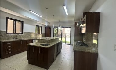 PH Embassy Club casa venta/renta 4 recámaras con baño Clayton Panama
