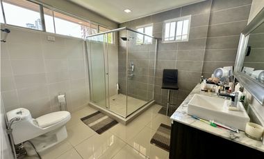 Se vende casa remodelada en El Carmen