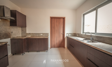Casa en venta cerca de Altaplaza en Altos del Parque