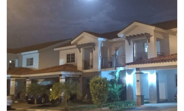 se vende hermosa casa en Versalles