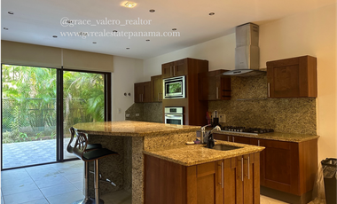 PH Embassy Club casa venta/renta 4 recámaras con baño Clayton Panama