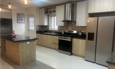 Se Vende casa en Costa Sur -zona exclusiva (LM)