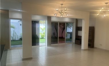 Se Vende casa en Costa Sur -zona exclusiva (LM)