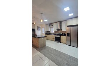 Se Vende casa en Costa Sur -zona exclusiva (LM)