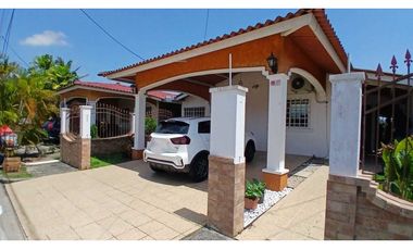 Venta de casa con tres recámaras en Villa Zaita.