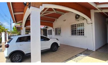 Venta de casa con tres recámaras en Villa Zaita.