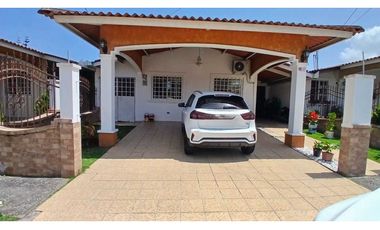 Venta de casa con tres recámaras en Villa Zaita.