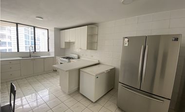 Se Vende Amplio Apartamento en Marbella (AL)