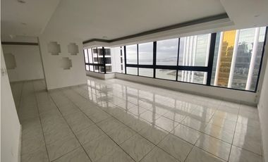 Se Vende Amplio Apartamento en Marbella (AL)