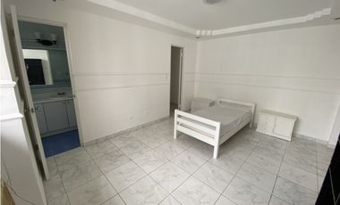 Se Vende Amplio Apartamento en Marbella (AL)