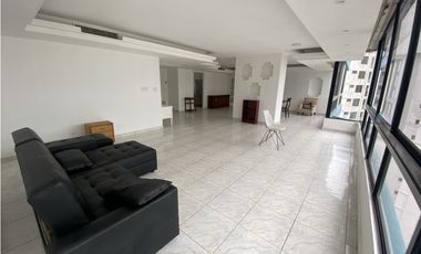 Se Vende Amplio Apartamento en Marbella (AL)