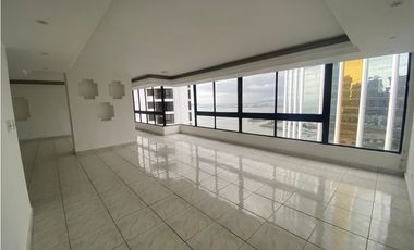Se Vende Amplio Apartamento en Marbella (AL)