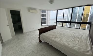 Se Vende Amplio Apartamento en Marbella (AL)