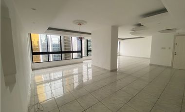 Se Vende Amplio Apartamento en Marbella (AL)